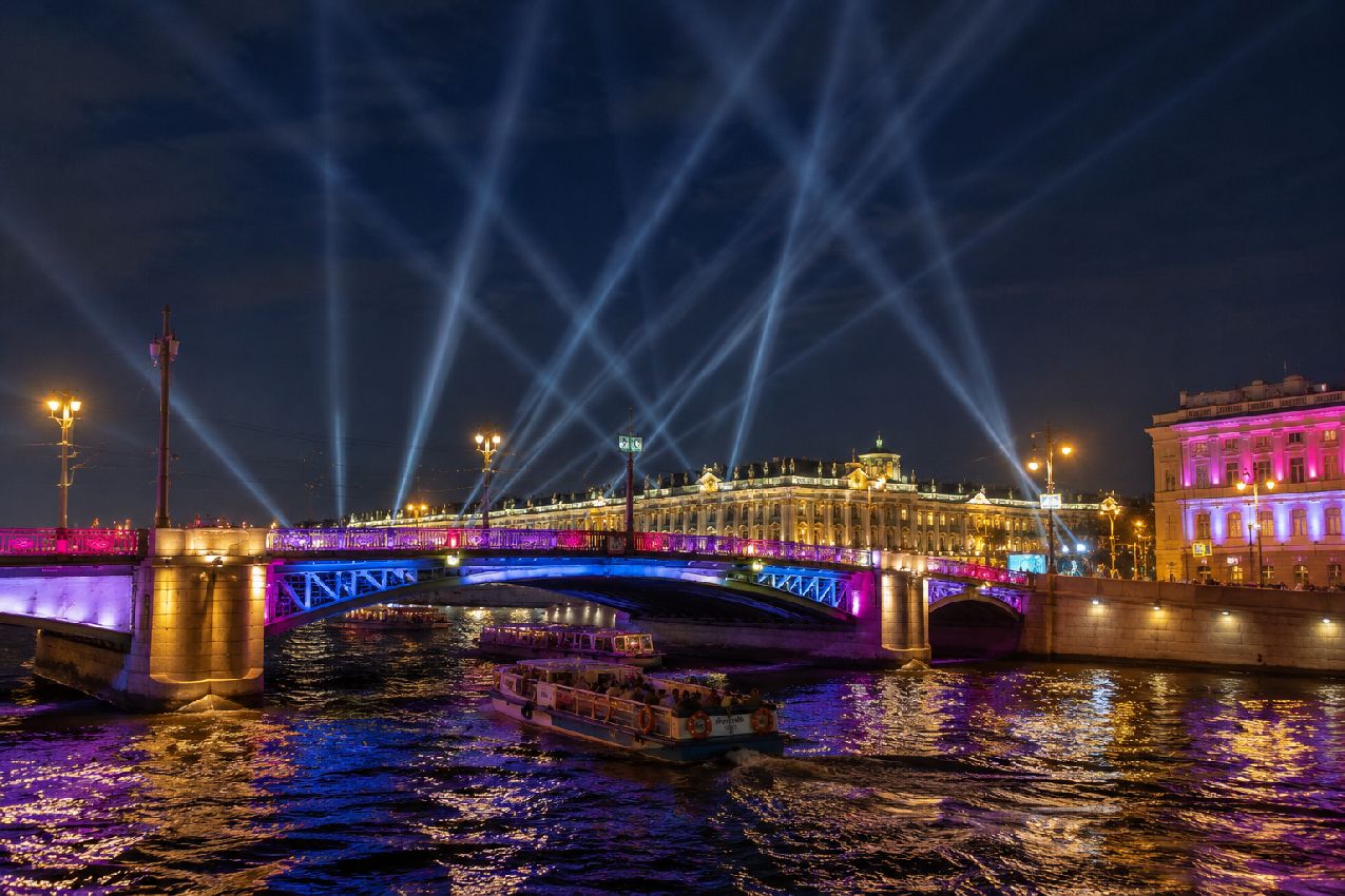 Ночная прогулка под разводными мостами по рекам и каналам Петербурга